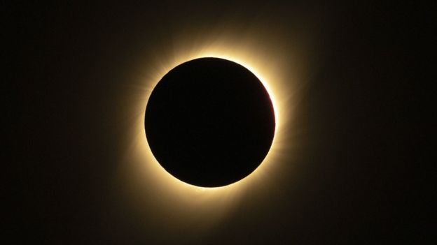 مخاطر النظر بالعين إلى كسوف الشمس .. السعودية