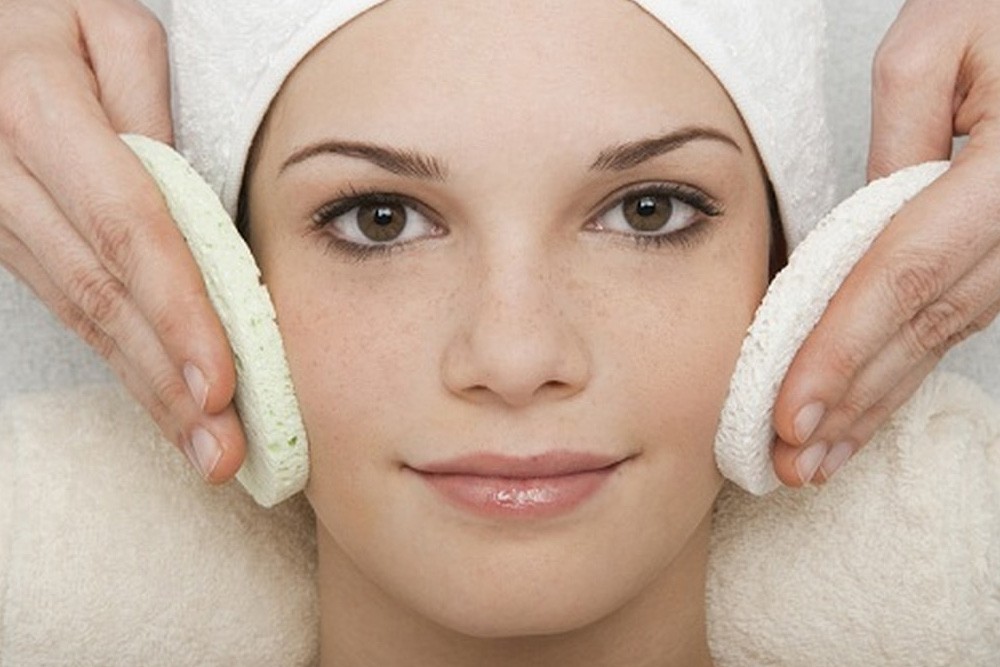 تنظيف البشرة وتقشيرها في البيت