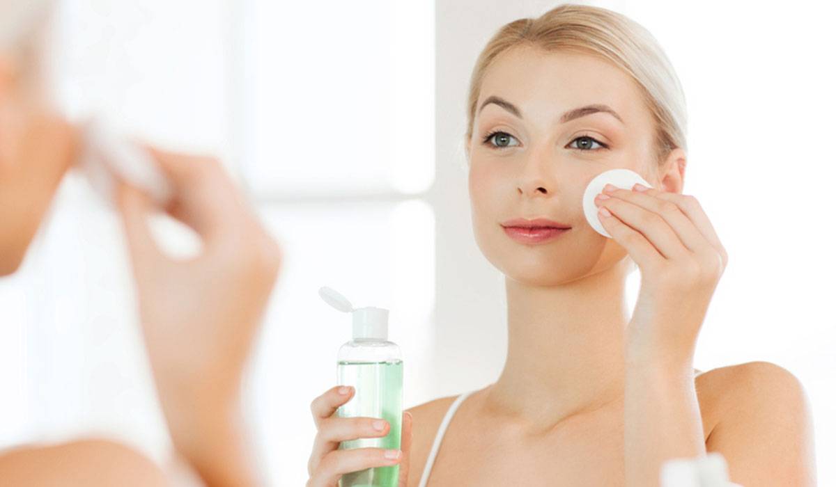 أفضل طريقة لتنظيف البشرة الجافة والحساسة