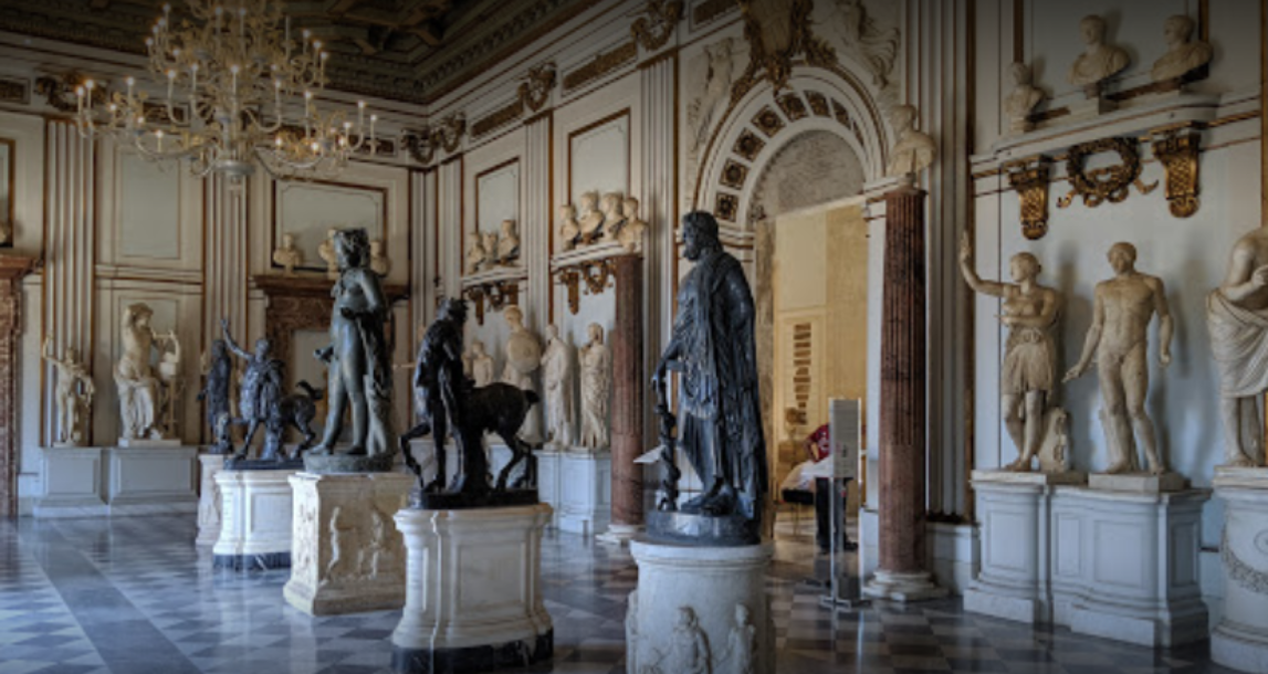 اين افتتح اول متحف في العالم ؟