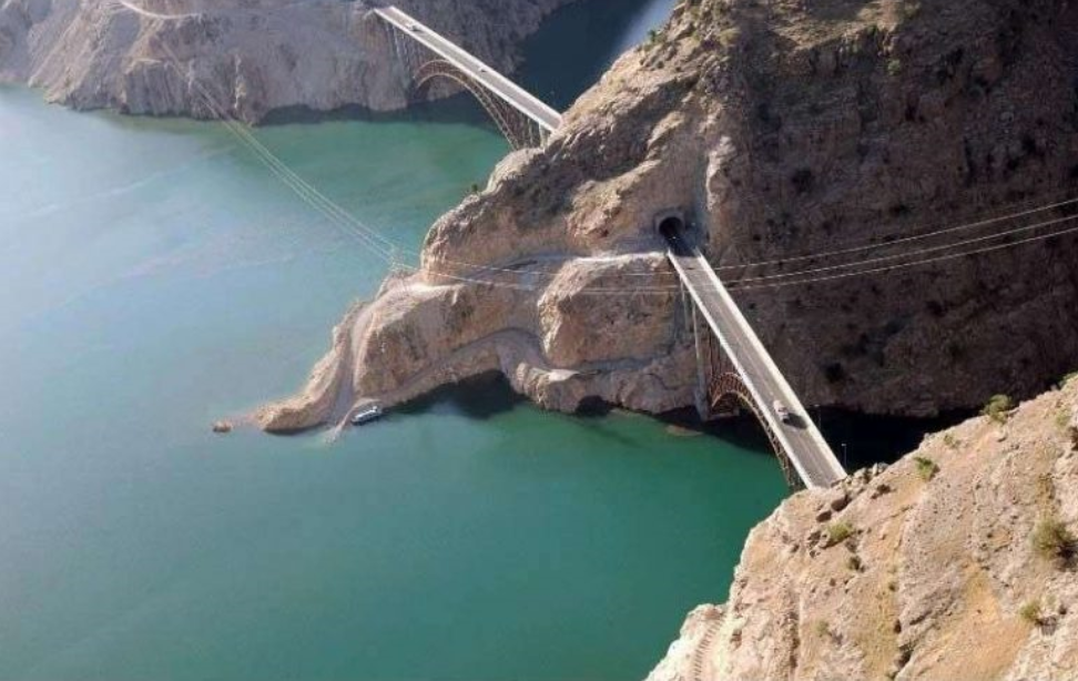 اين يقع نهر قارون