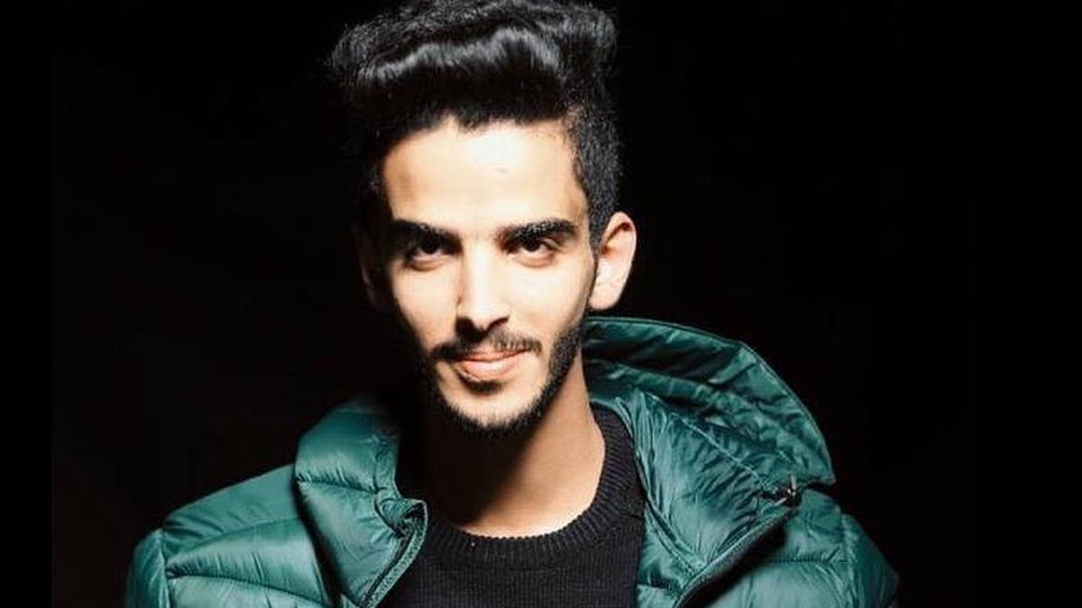 من هو الإعلامي علي حكمي