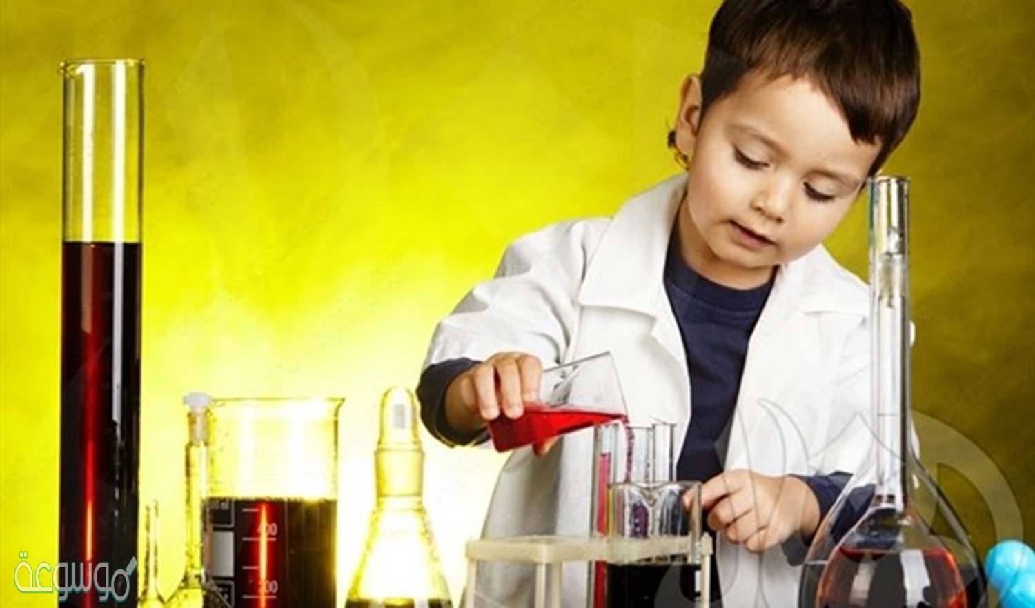 يقف طفل طوله 50 على بعد 3 من مراه مستويه