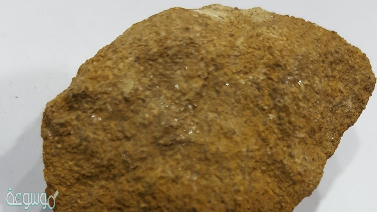 يتركز معدن الفوسفات في