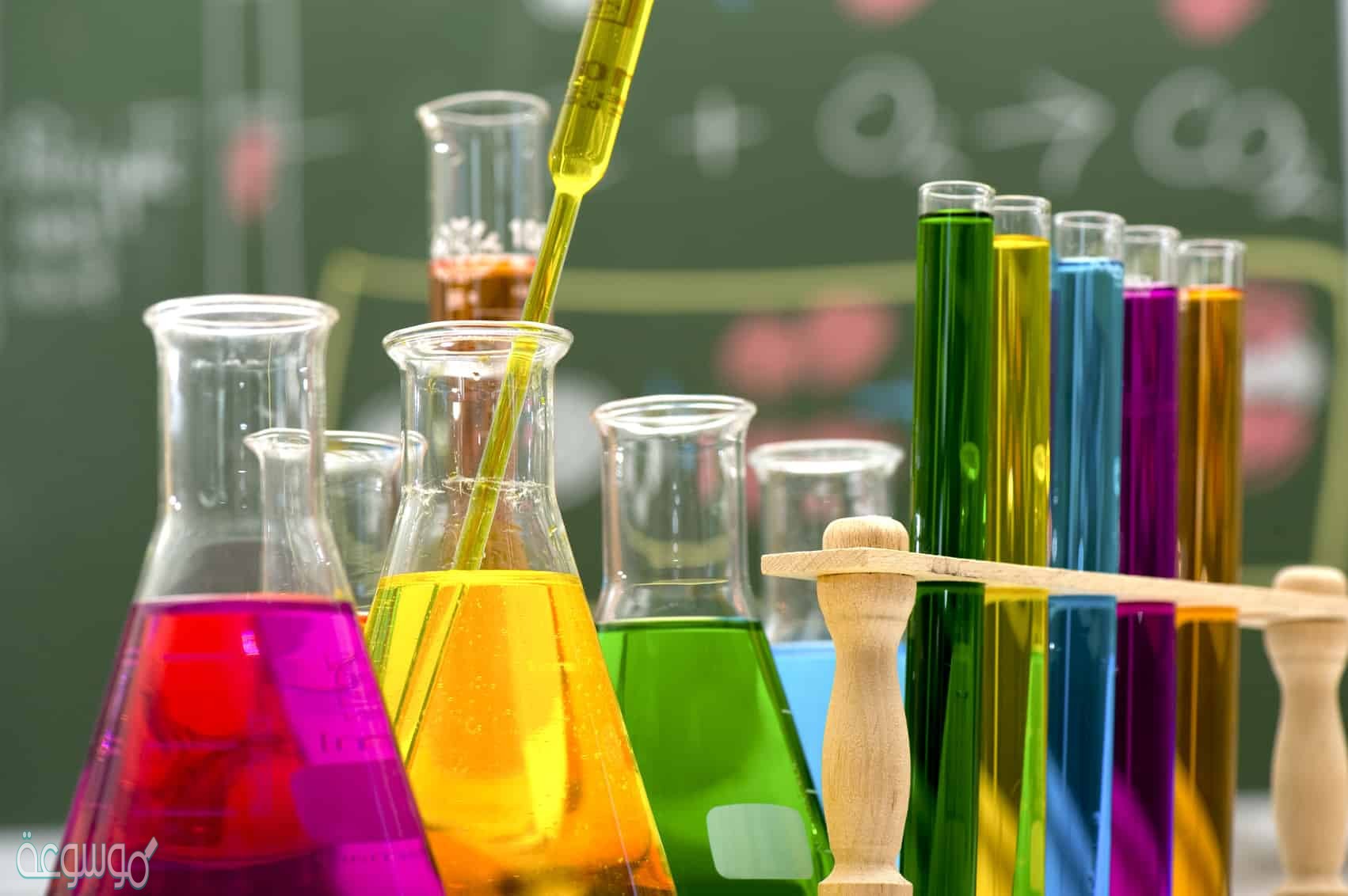 قارن بين الخواص الفيزيائية والكيميائية