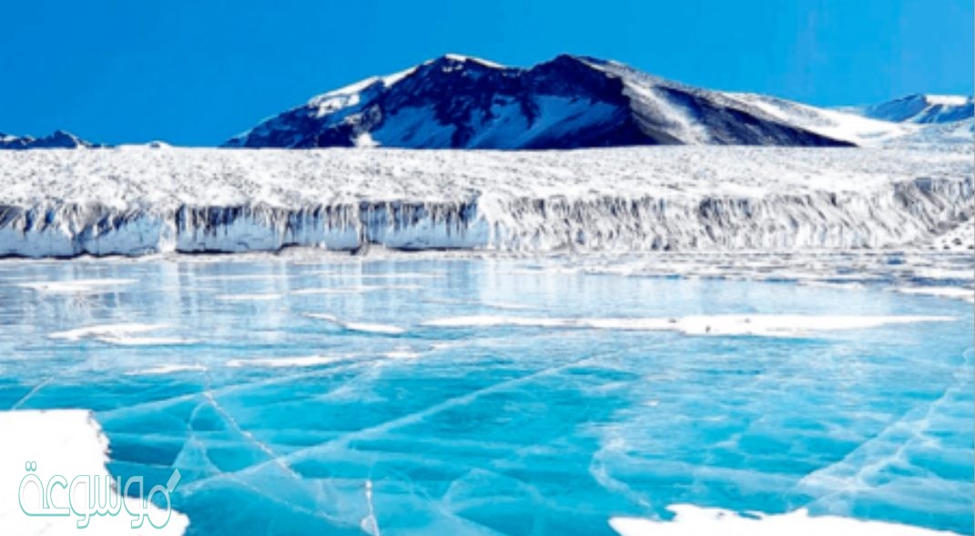 لماذا يغطي الثلج اليابسة بينما لم يتحول الماء الى جليد