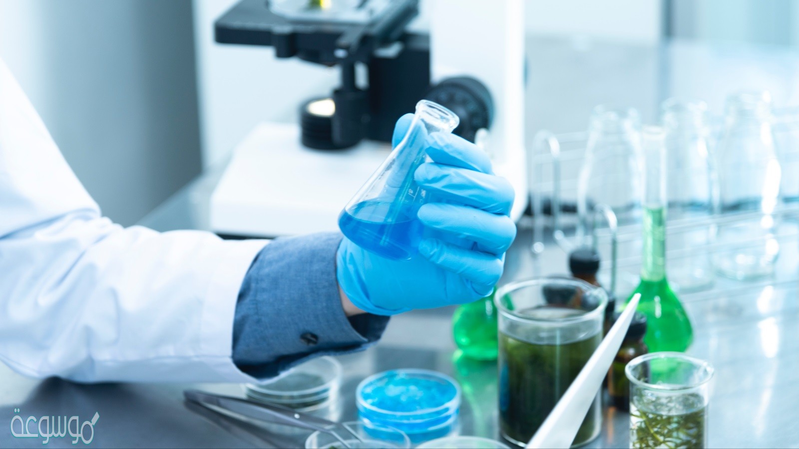 جهاز معزول حراريا يستخدم لقياس كمية الحرارة الممتصة أو المنطلقة