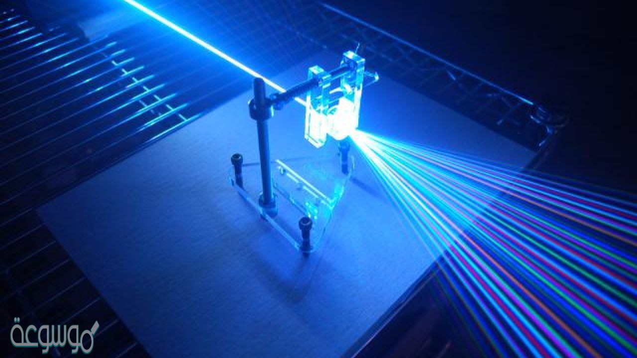 تقل شدة إضاءة الأهداب المضيئة كلما اقتربنا من الهدب المركزي