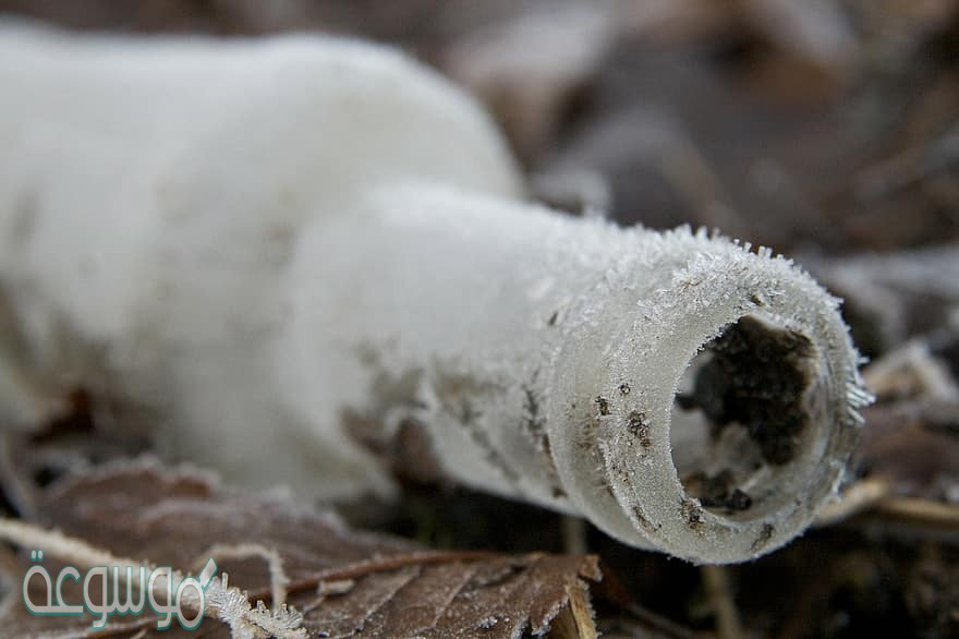 لماذا ينكمش او ينكسر اناء محكم الاغلاق به هواء بعد تجميده