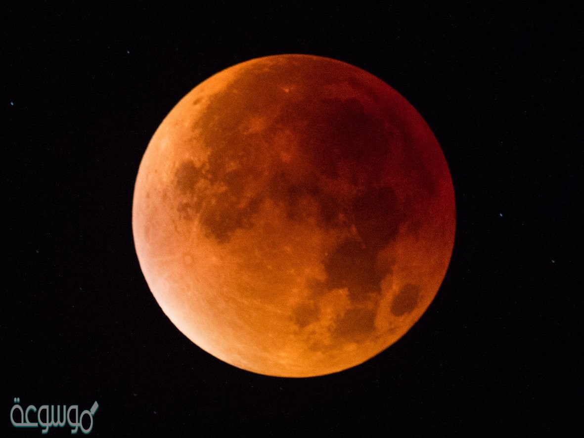 فسر لماذا يبدو القمر احمر اللون في اثناء الخسوف