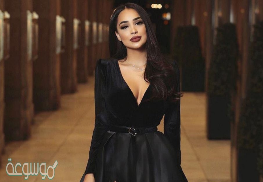 صور فساتين سهرة سوداء شتوية 2021