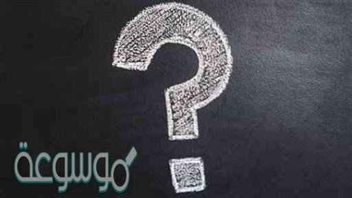 اتجاه التسارع الخطي لنقطة تقع على عجلة تدور عجلة بمعدل ثابت هو