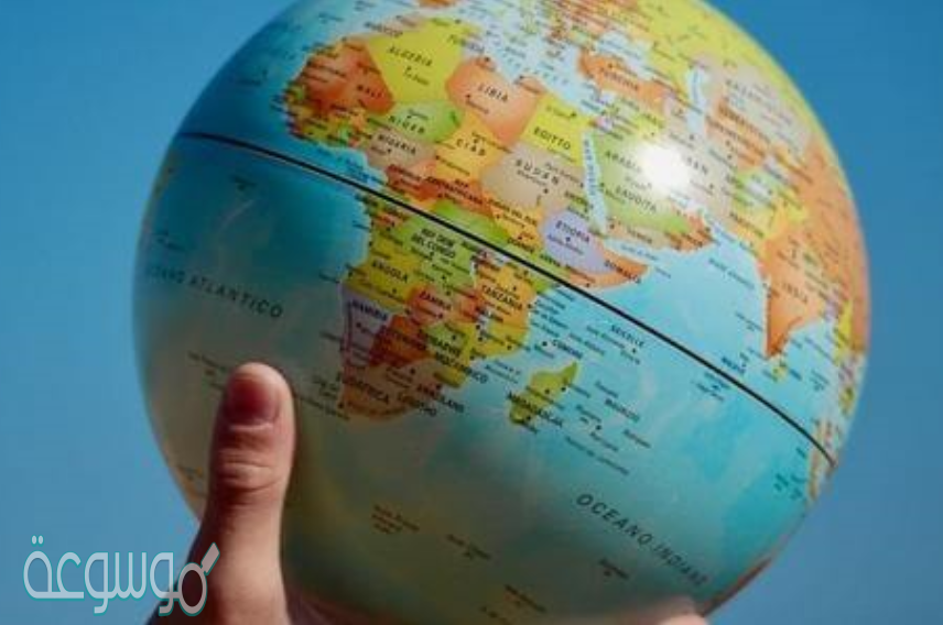 تكون درجة الحرارة منخفضة عند خط الاستواء