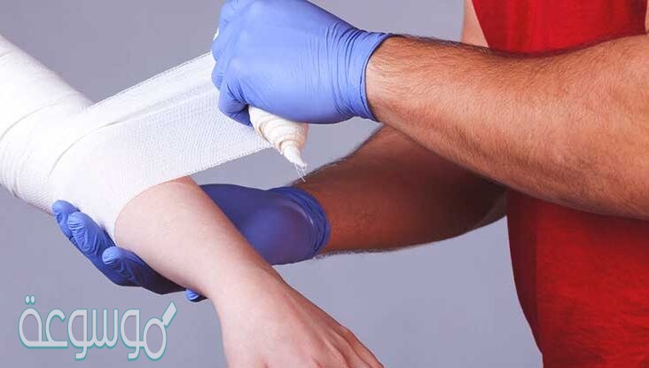صف طريقة واحدة يستطيع الأطباء من خلالها علاج الإصابات الحادة في الجلد الناتجة عن الحروق او الجروح او العمليات