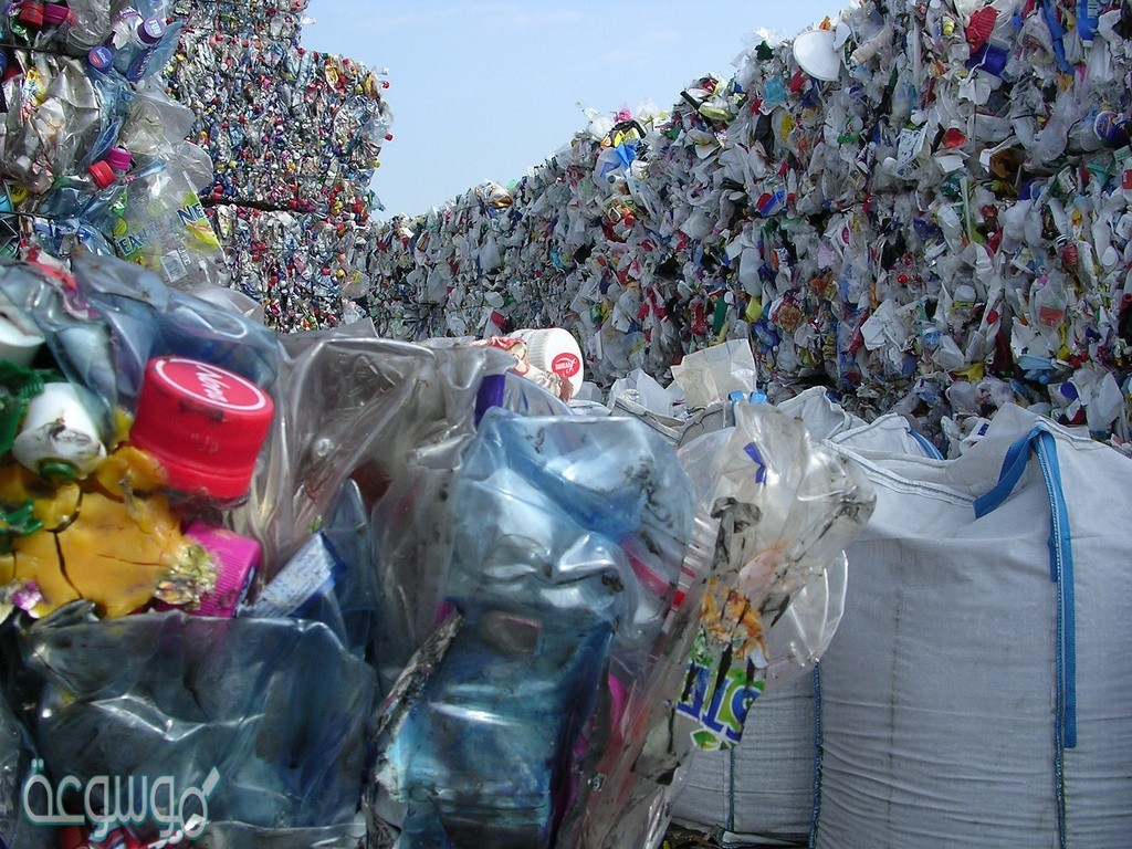 صف كيف يمكنك إعادة استخدام ثلاثة أشياء يتخلص الناس منها عادة؟