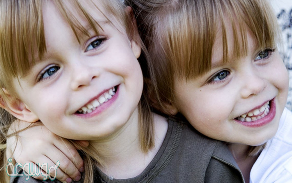 كون فرضية حول تأثير عيش التوأم المتماثلة معزولة عن بعضها البعض