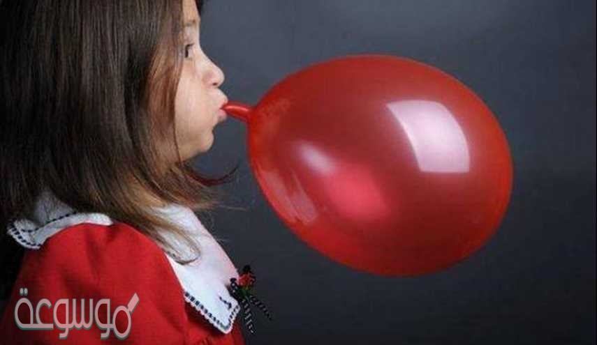 ما الحجم الذي يشغله الغاز في البالون الموجود عن اليسار