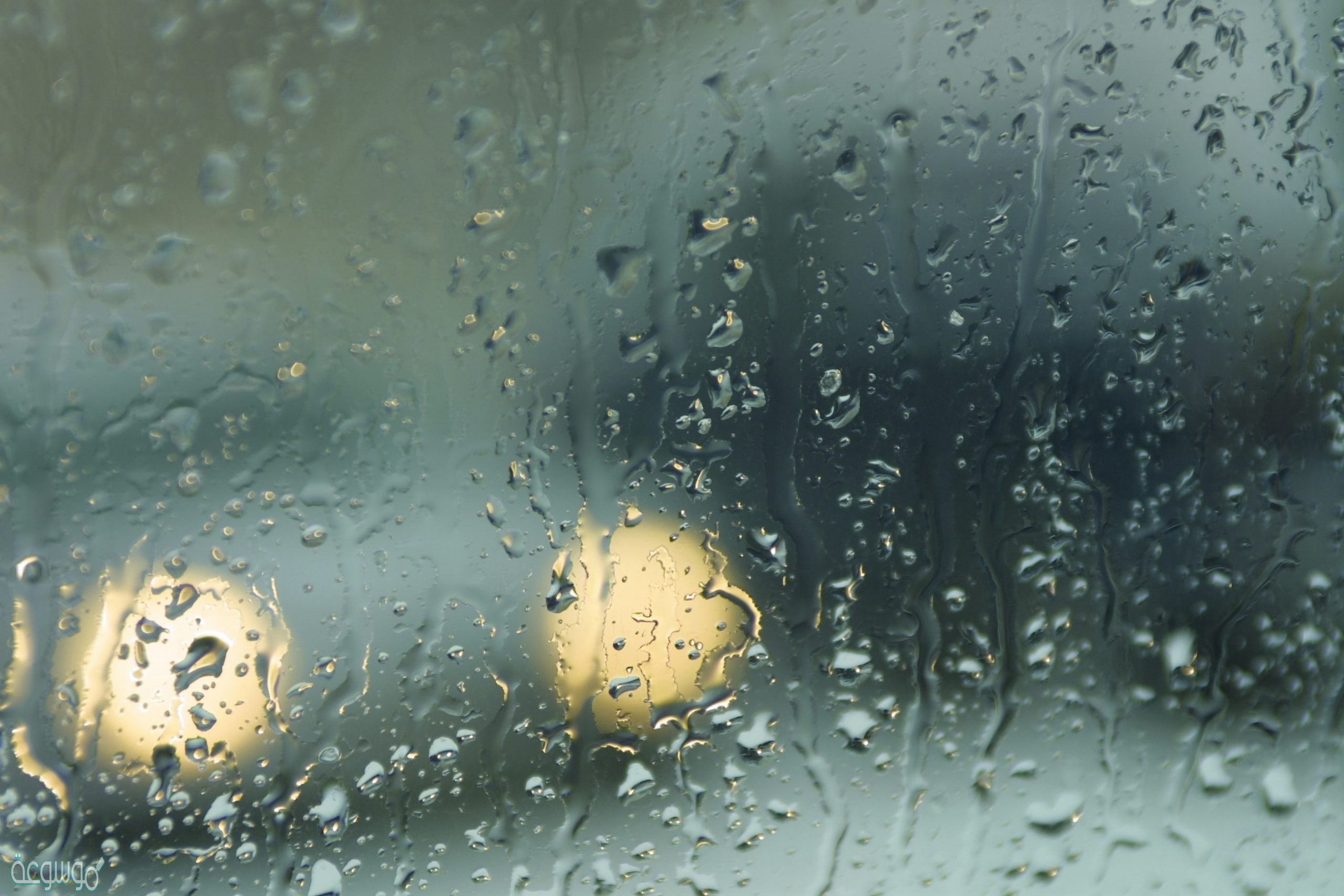 ماذا يحدث عندما تصبح قطرات الماء وبلورات الثلج كبيرة فلا يستطيع الهواء حملها؟