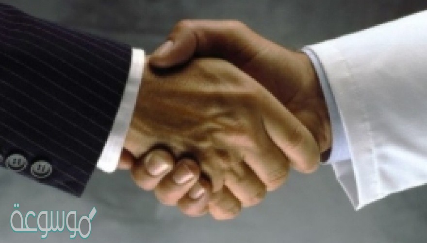 من السنه ان يسلم الماشي على الجالس