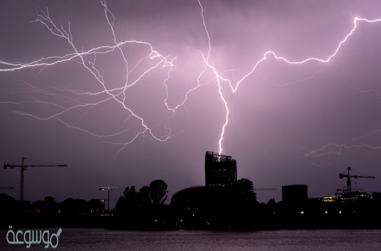 يحدث التفريغ الكهربائي نتيجة انتقال الشحنات الكهربائية عبر