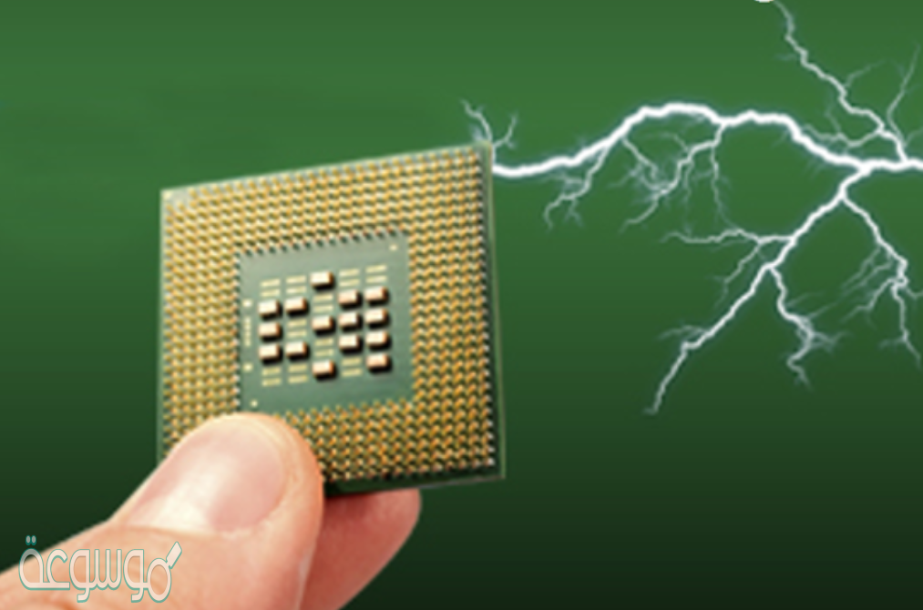 يحدث التفريغ الكهربائي نتيجة انتقال الشحنات الكهربائية عبر؟