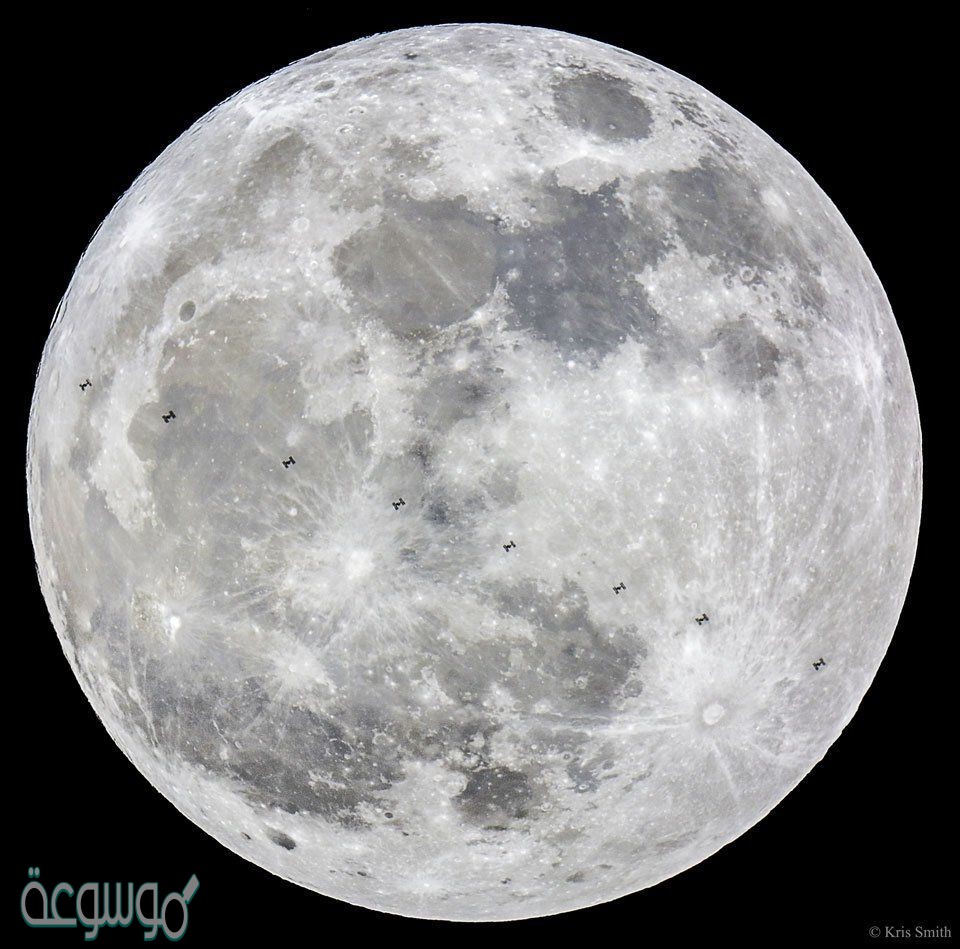 يؤدي الاختلاف في تأثير جاذبية القمر على المناطق القريبة والبعيدة منه إلى حدوث