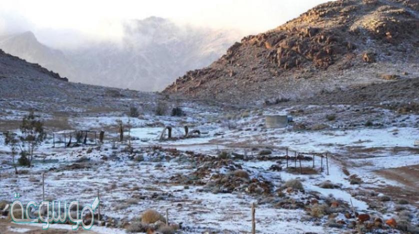 يتكون من ثلج وصخور