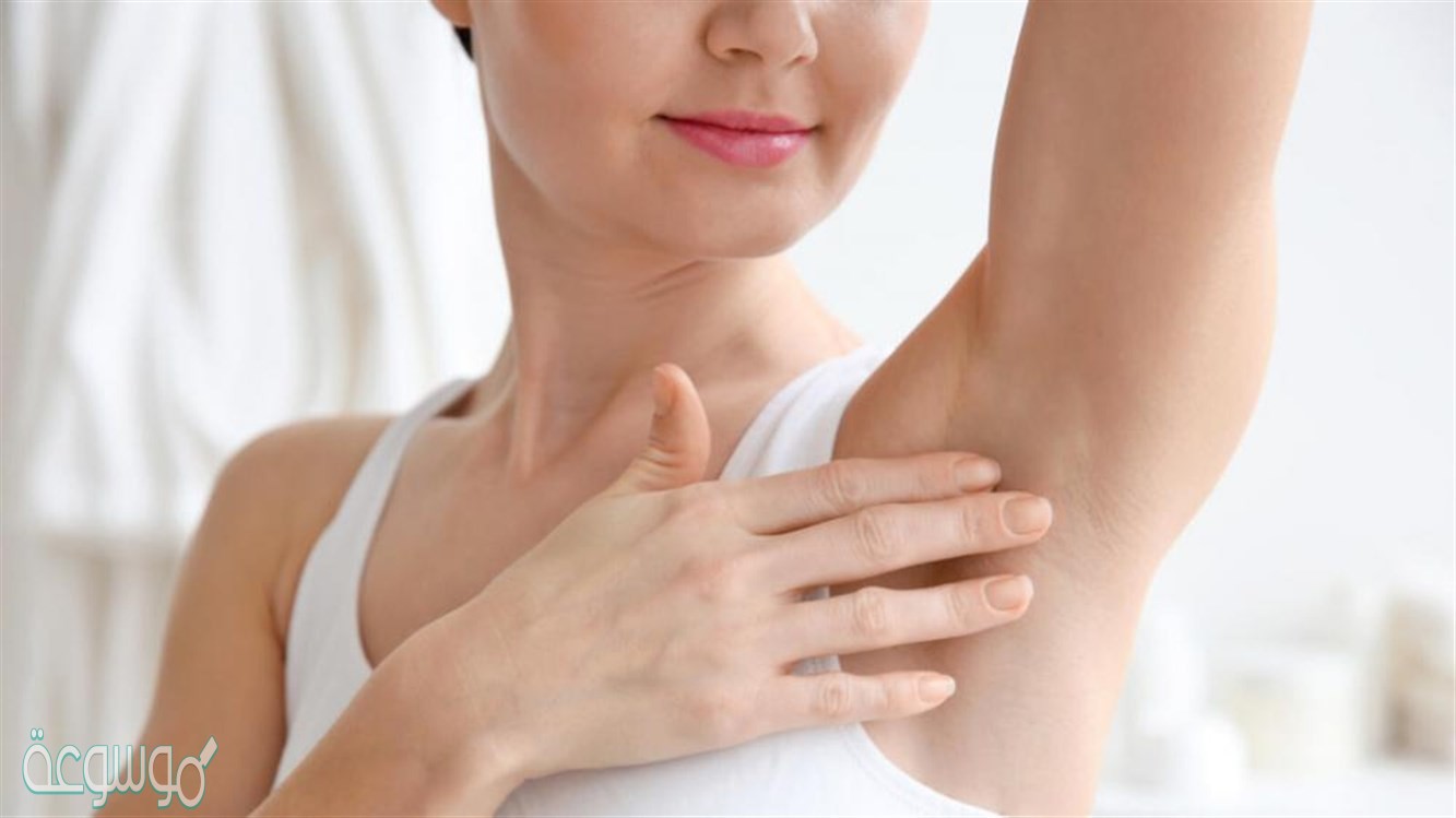 اي مما يلي لا تفرزه الغدد العرقية ف2، تعرف الغدد العرقية بأنها عبارة عن هياكل انبوبية صغيرة من الجلد تنتج العرق، وهي غدد تنتج وتفرز المواد على سطح ظهاري عن طريق القناة، وتعتبر الغدد العرقية من أهم الغدد الموجودة في جسم الإنسان، فهذه الغدد تعمل على إفراز الثيروكسين في جسم الإنسان، وتقع هذه الغدد في منطقة الرقبة، وتشبه في شكلها فراشة الربيع التي تفرد أجنحتها على الأزهار، وتحتوي الغدد العرقية على خلايا قيحية تقع داخل بطانتها وهي المسؤولة عن إفراز الثيروكسين. اي مما يلي لا تفرزه الغدد العرقية ف2 يحتوي جسم الانسان على ما يقارب 2-4 مليون غدة عرقية، معظمها من الغدد الناتحة والتي تشكل ما نسبته 75% من مجموع الغدد العرقية الموجودة داخل الجسم، اما الغدد المفترزة فهي تشكل ما نسبته 25% من مجموع الغدد الموجودة في جسم الانسان، حيث تصل هذه الغدد الى ذروة نشاطها في مرحلة البلوغ، وتكون عند الذكور أكثر من الاناث، لأن الذكور يتعرقون أكثر من النساء، وتنتشر هذه الغدد في جميع أنحاء الجسم، إلا أن معظمها يتواجد تحت الإبطين، وفي راحة اليد، وفي القدمين، وبالنسبة لإجابة السؤال السابق فهي كما يلي: • إجابة السؤال هي: الدهون هي التي لا تفرزها الغدد العرقية. وظيفة الغدد العرقية بعد أن تعرفنا على إجابة سؤال اي مما يلي لا تفرزه الغدد العرقية ف2، والذي كانت اجابته الدهون، سنتعرف على وظيفة الغدد العرقية، حيث تعمل الغدد العرقية على صناعة وتخزين وإفراز الهرمونات في الدم، ويقوم الجهاز العصبي بالتحكم في هذه الغدد، لأن هناك أعصاب حساسة للحرارة تعمل على تحري درجة حرارة الجسم الداخلية ودرجة حرارة الجلد الخارجية، وبالتالي ترسل إشارات الى الغدد العرقية بضرورة إفراز العرق في حال ارتفاع درجة الحرارة داخل جسم الإنسان، وذلك بهدف الحفاظ على درجة الحرارة الطبيعية داخل الجسم. وبهذا نكون قد وصلنا الى نهاية هذا المقال بعد أن تعرفنا فيه على إجابة سؤال اي مما يلي لا تفرزه الغدد العرقية ف2، بالإضافة الى اننا قمنا بالتعرف على وظيفة الغد العرقية، مع تمنياتنا لكم بالتوفيق والنجاح.