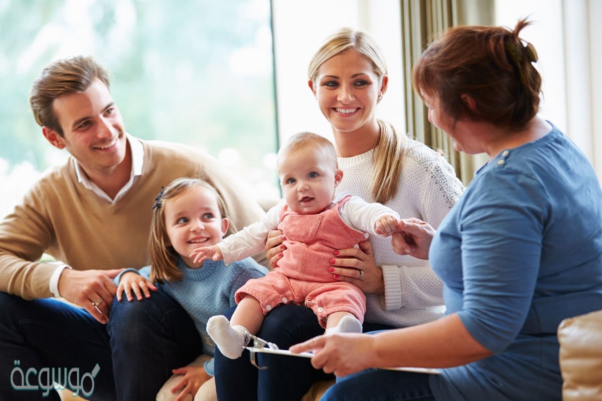 أثر انشغال الام والاب عن رعاية اسرتهما