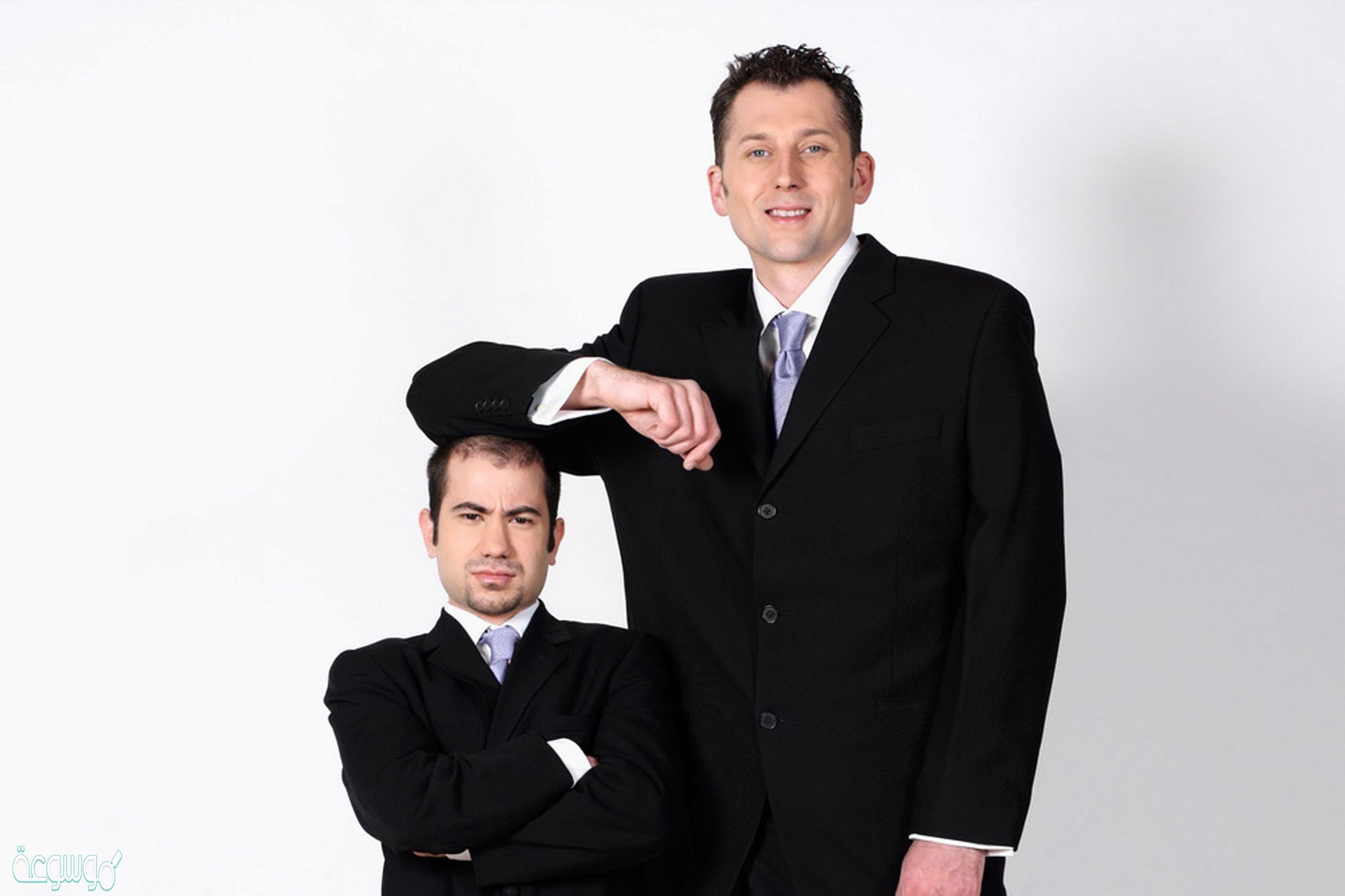 أنشدك عن رجل قصير القامه