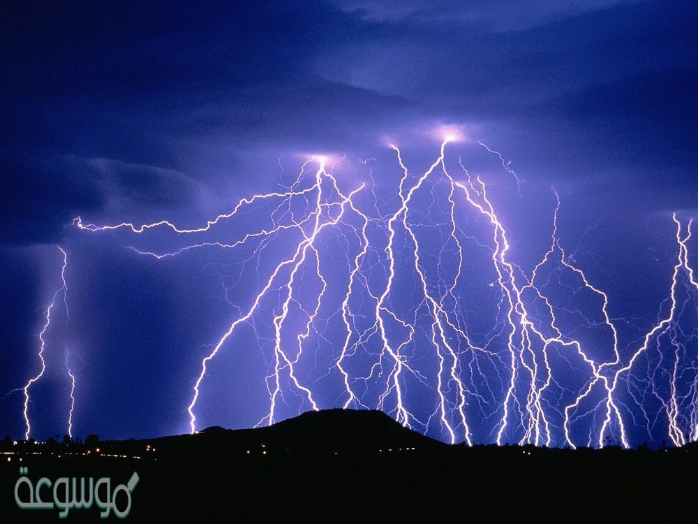 أي مما يلي يؤدي إلى حدوث البرق