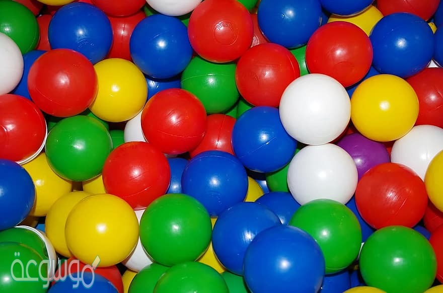 اذا سحب محمد كره من الكيس في الشكل ادناه دون ان ينظر اليه فان احتمال ظهور كره ليست خضراء يساوي