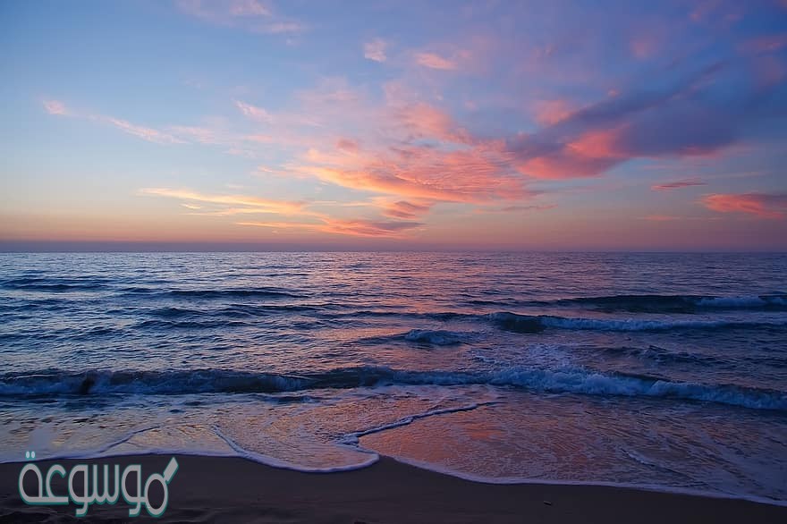 يحدث المد المرتفع عندما......