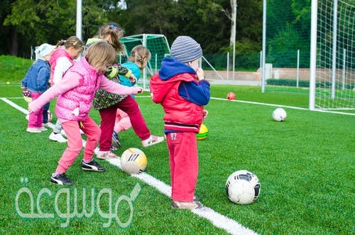 اللاعب يلعب بالكرة الكلمات في الجملة السابقة ترتيبها