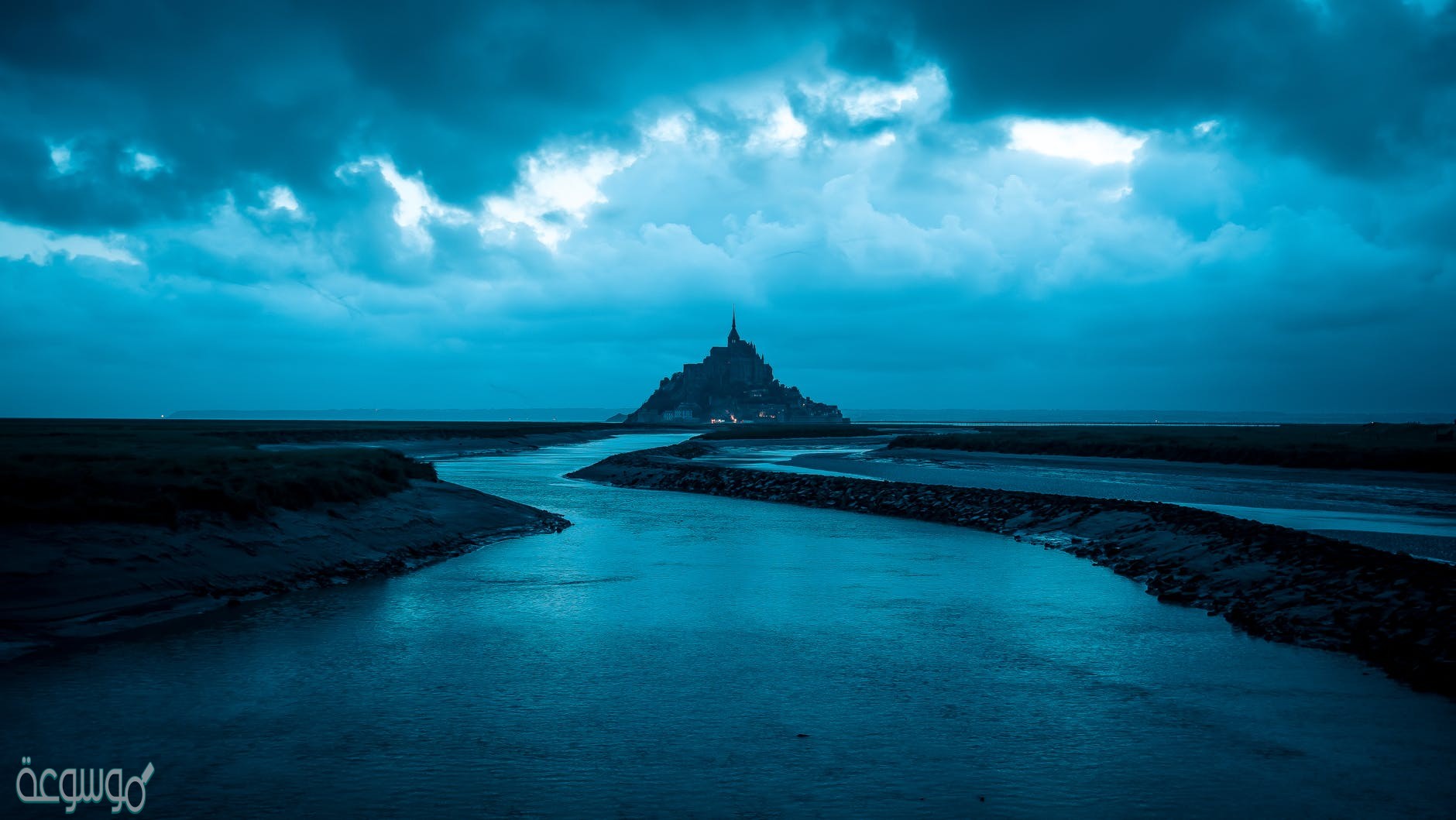 تأثير القمر في المد والجزر أكبر من تأثير الشمس.