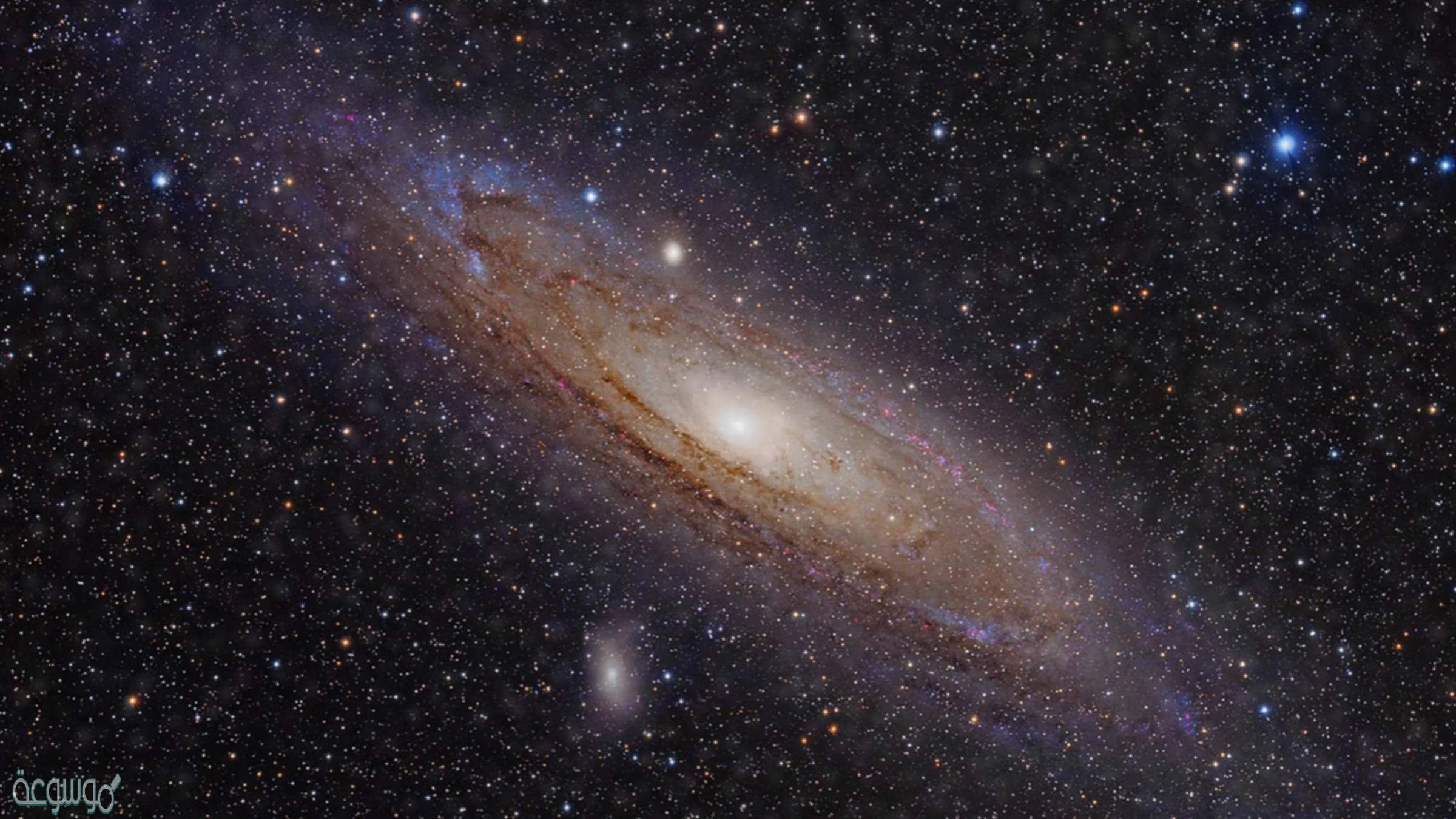 تجمع كبير من النجوم والغازات والغبار المرتبطة بواسطة الجاذبية