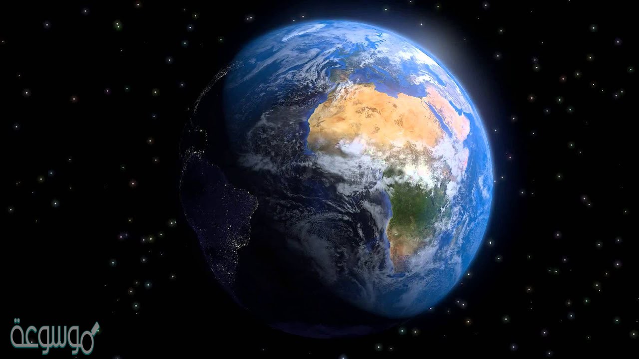 تدور الأرض حول خط وهمي يمر بمركزها يسمى