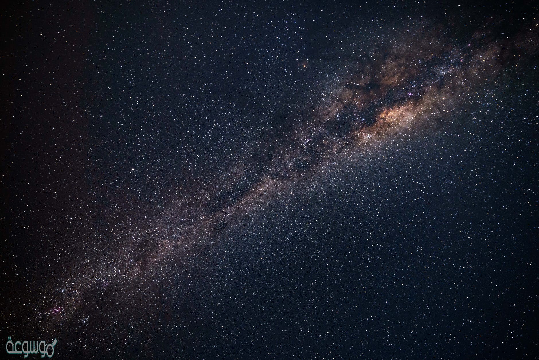 جسم كبير مكون من الجليد والصخور يدور حول الشمس