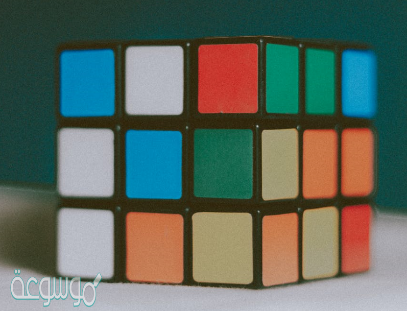 حل لغز يسير بلا ارجل ولا يدخل بالأذنين ماهو