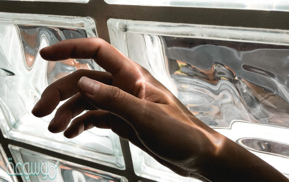 لتكبير الشكل من جهة واحدة نسحب الأسهم الموجودة في الزوايا عند التحديد