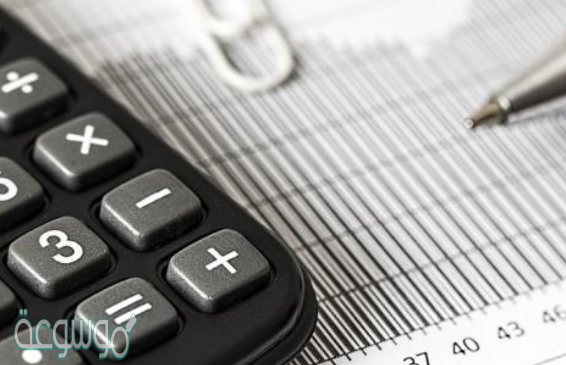 لدى عبد العزيز قرص ألوان بمؤشر وكيس يحتوي على كرات ملونة كما في الشكل أدناه