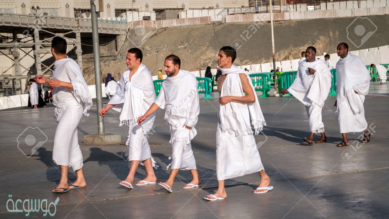 من كان طريقه إلى مكة لا يمر بأحد المواقيت برا أو بحرا أو جوا فإنه يحرم إذا حاذى أقرب المواقيت إليه