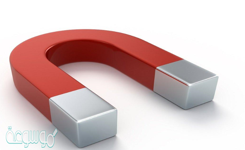 يحدد اتجاه خطوط المجال خارج المغناطيس بحيث تكون خارجة من القطب الجنوبي وداخلة إلى القطب الشمالي