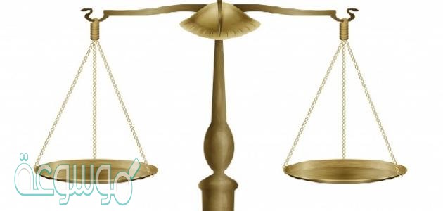 يستخدم الميزان ذو الكفتين في