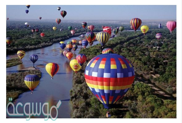 يستعمل غاز الهيليوم في البالونات لأن كثافة الهيليوم أقل من كثافة الهواء