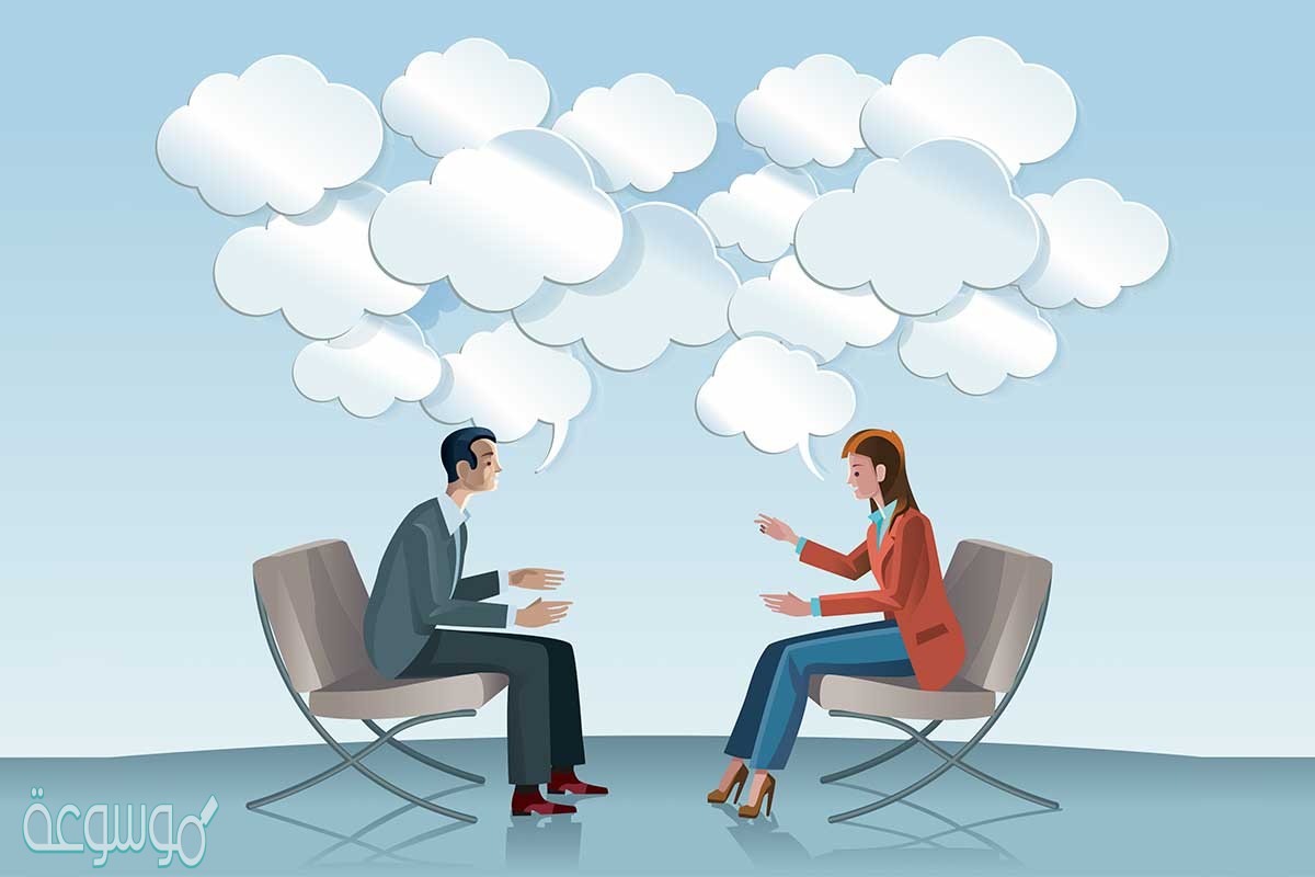 يكون في حلقة النقاش تبادل للمعلومات والآراء حول مشكلة معينة