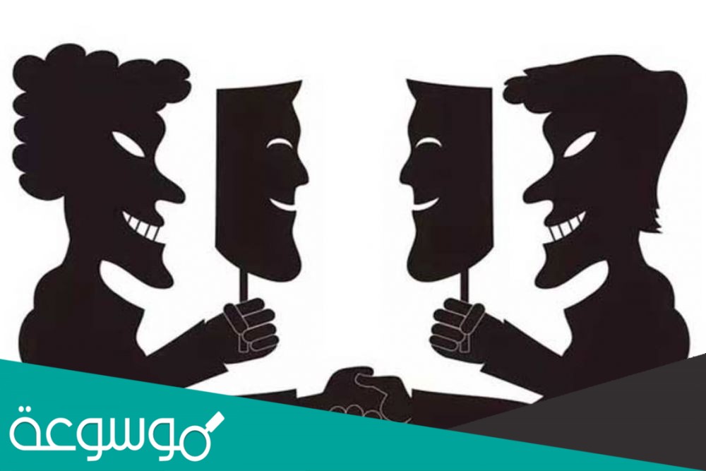 من أمثلة صفات المنافقين امرأة أفشت سرّ صديقتها التي أكّدت عليها عدم إفشائه