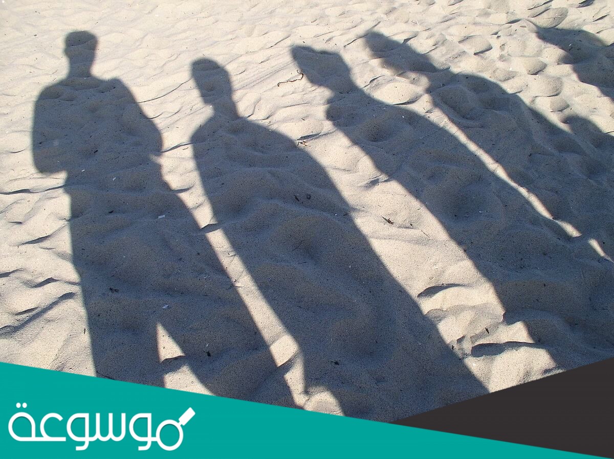 حل فضاء العينة لاختيار لبس رياضي مكون من قميص اخضر و قميص ازرق او قميص احمر و بنطال اسود وبنطال ازرق