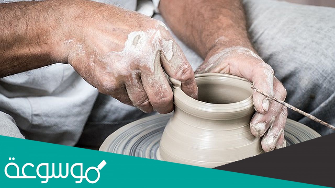 يجب طلاء الآنية الفخارية بالبطانة وهي في حالة التجلد