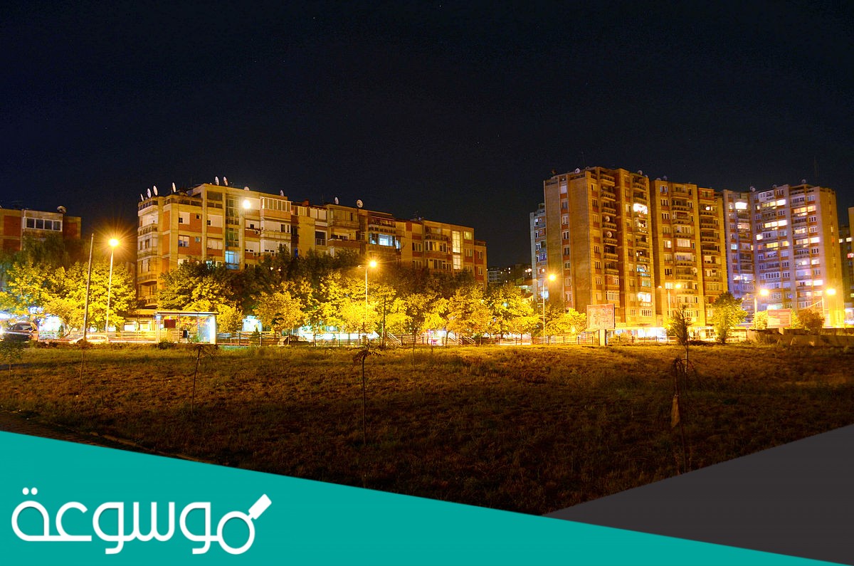 يضبط مصباح كهربائي متوهج باستخدام مفتاح تحكم